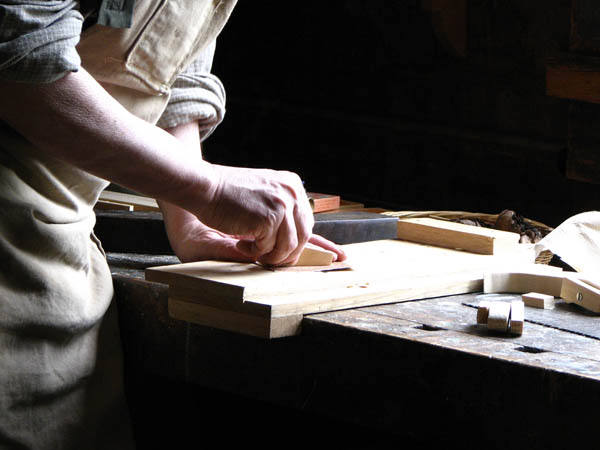 Ofrecemos un servicio de <strong>carpintería  de madera y ebanistería en Parlavà</strong> adaptado a las necesidades del <strong>cliente</strong>.